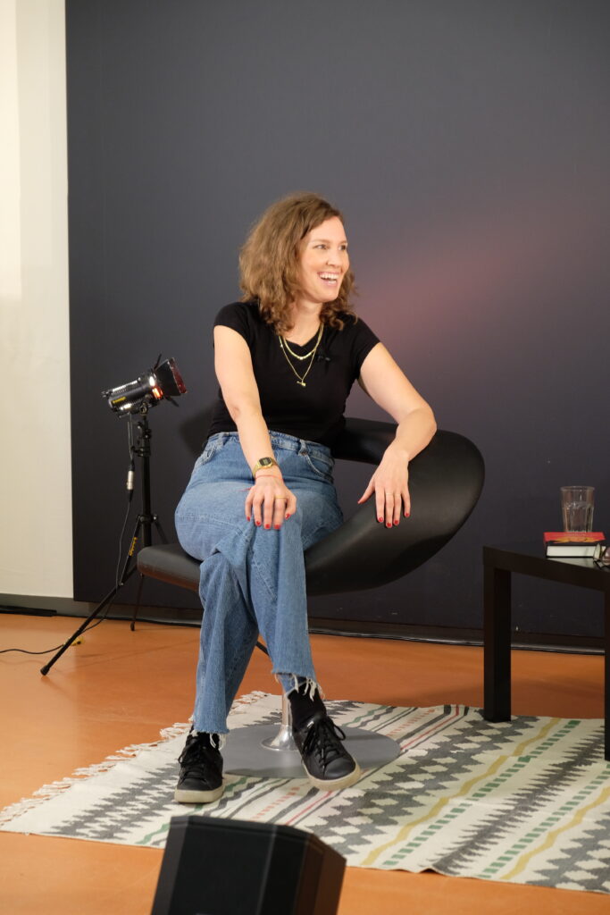 Melanie Möbus sitzend beim Gespräch