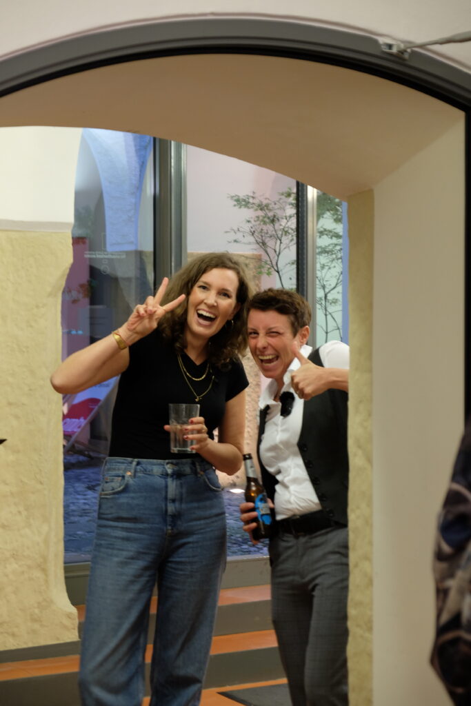 Melanie Möbus und Tanja Gratzer erleichtert und ausgelassen beim anschließenden Netzwerkabend