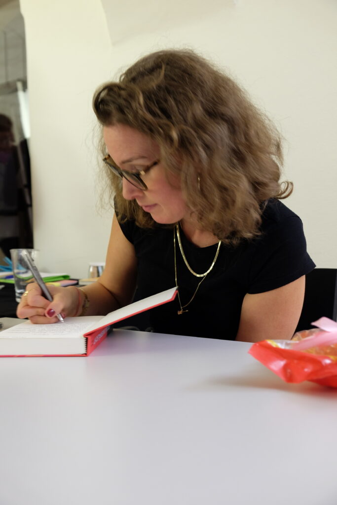 Melanie Möbus beim Signieren ihrer Bücher