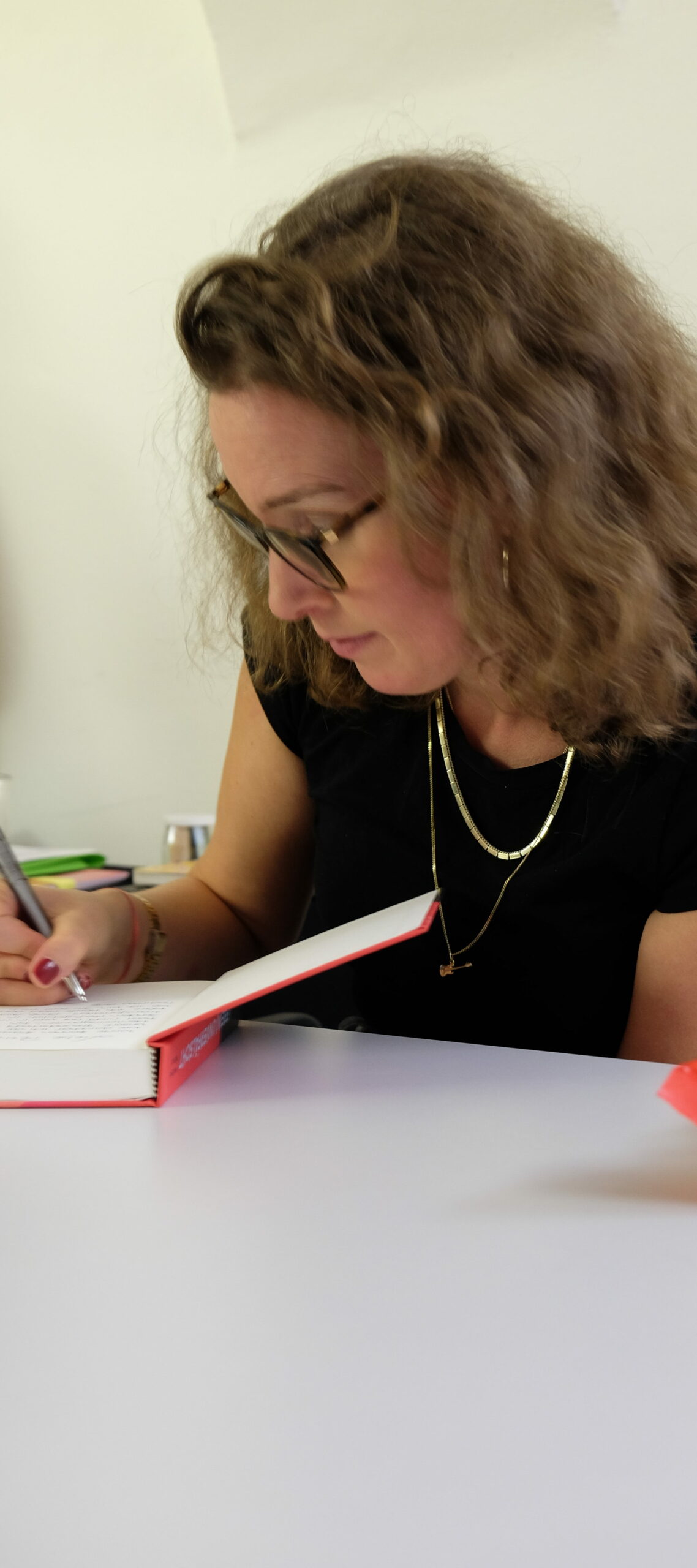 Melanie Möbus beim Signieren eines ihrer Bücher.
Ab sofort können Sie Hardcover-Exemplaren von "Lebe(n) unverfälscht" mit Signatur oder persönlicher Widmung bei uns bestellen!