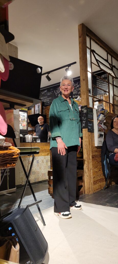 Hausherrin Maria Schorn bei der Begrüßung in Marias Biotreff.