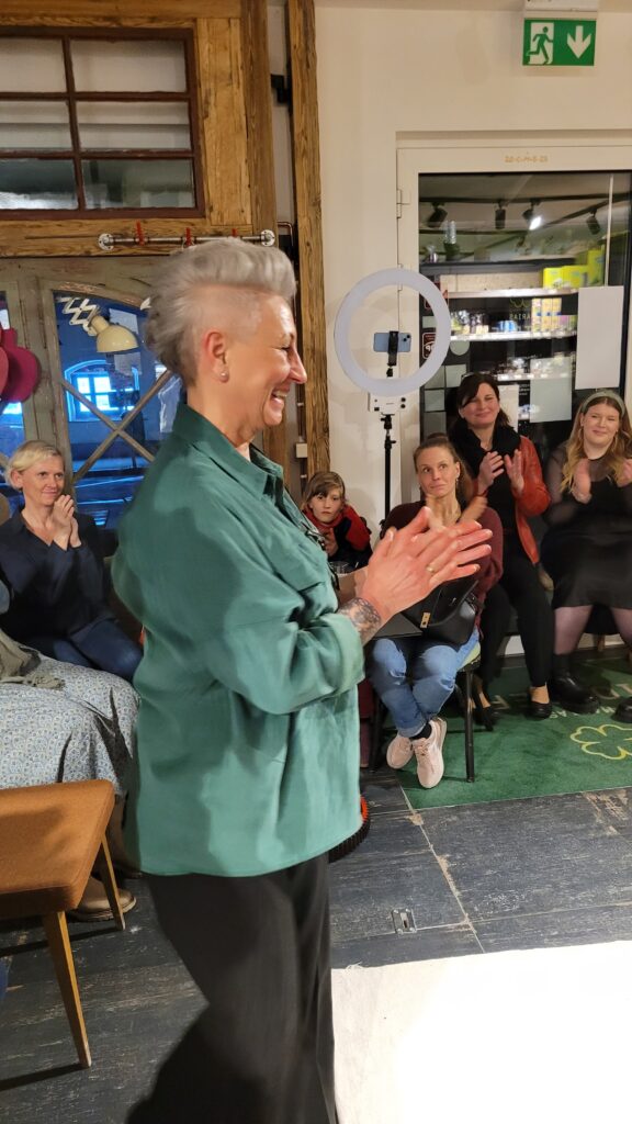 Maria Schorn bei der Begrüßung in Marias Biotreff.