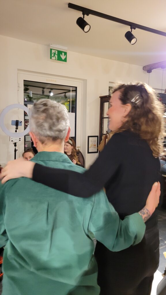 Lebe(n) unverfälscht im Bioladen: Melanie und Maria in Umarmung bei dem Event Vitalize, shine und grow im Bioladen Marias Biotreff.