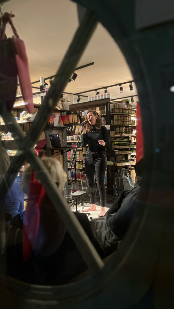 Melanie Möbus singt im Bioladen von Maria Schorn in Mondsee