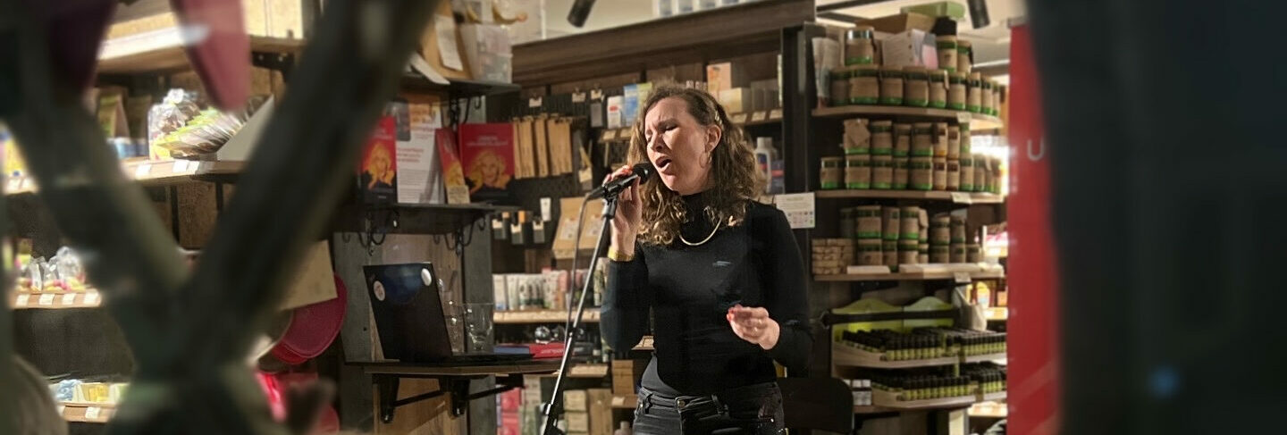 Melanie Möbus singt im Bioladen von Maria Schorn in Mondsee